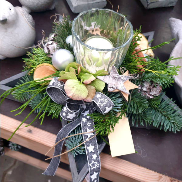 Kleiner Tischkranz für die Adventszeit in den Farben grau und weiß.