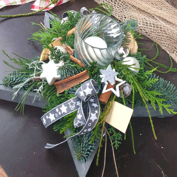 Kleiner, moderner Adventskranz in silber.