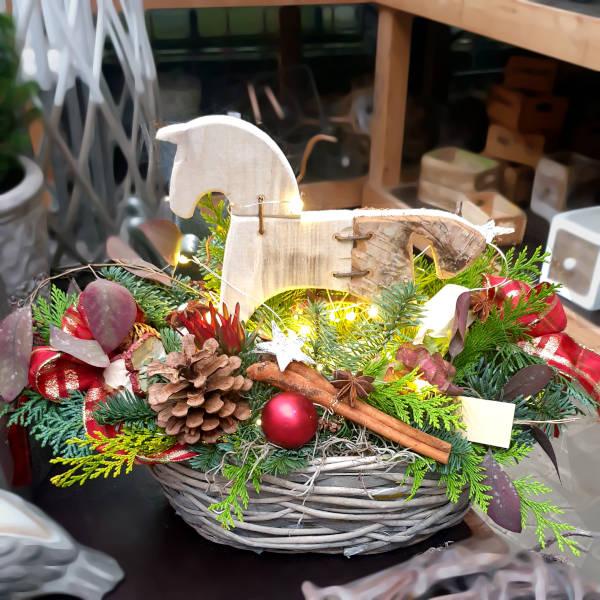 Klassischer Adventskranz mit Pferdefigur.