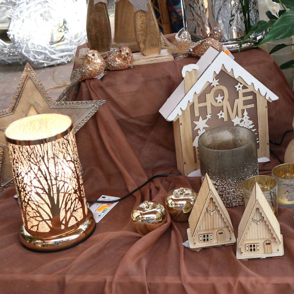 Schöne Dekoration für die Weihnachtszeit aus Holz. Ergänzt um eine messingfarbene Lampe.