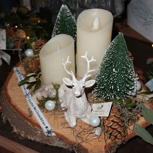 Hölzernes Dekotablett mit Reh.