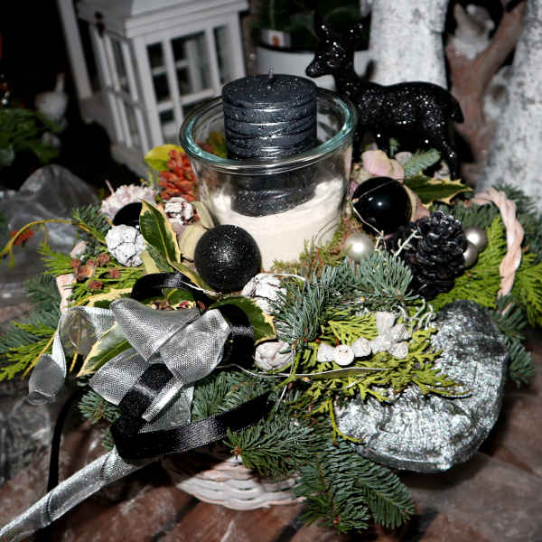 Moderner Adventskranz mit starken Kontrasten.