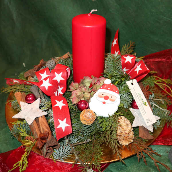 Adventsgesteck mit roter Kerze.Gesteck zur Adventszeit.