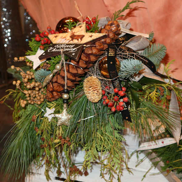 Gesteck zur Adventszeit.