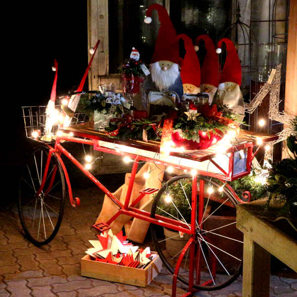 Rotes Fahrrad mit weihnachtlicher Dekoration.