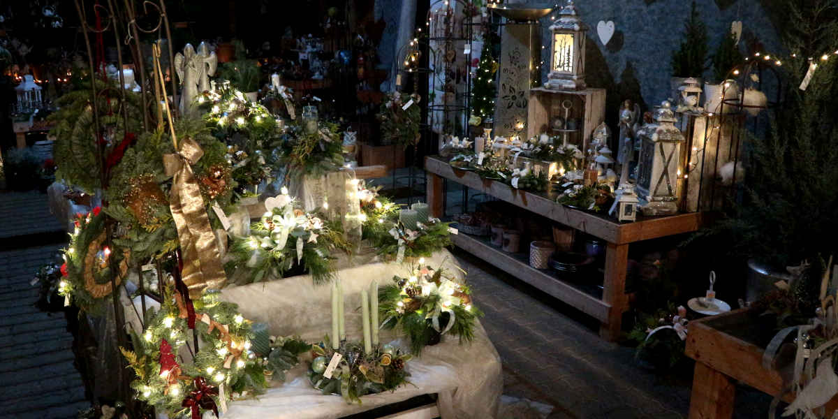 Verkaufsraum mit beleuchteter Dekoration für die Vorweihnachtszeit.