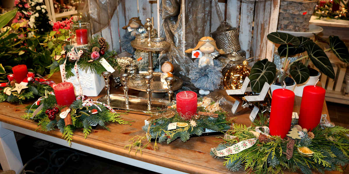 Tisch mit Dekoration in roten Farben zur Adventszeit.