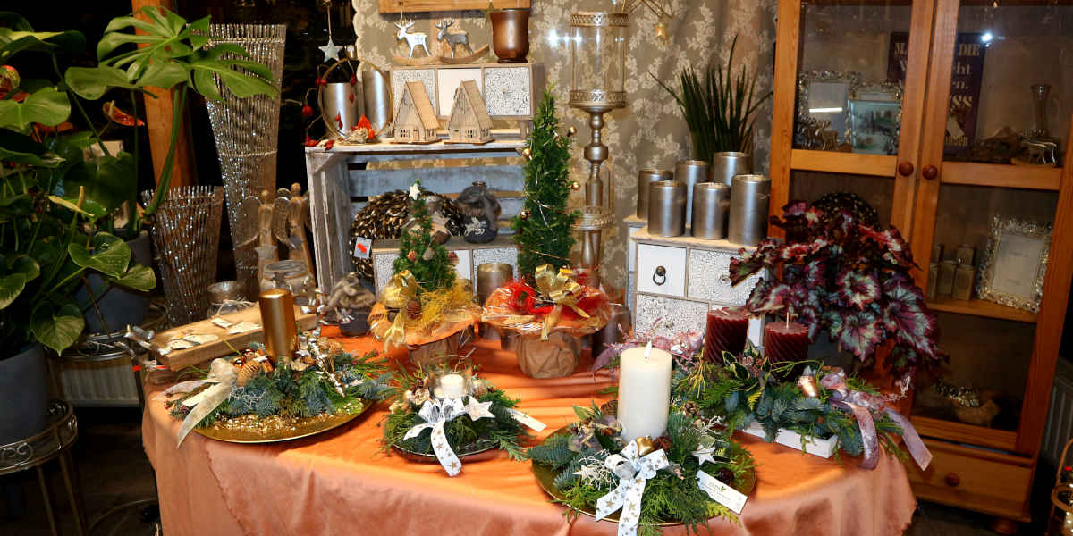 Tisch mit großen Kerzen und reichlich geschmückt zur Adventszeit.