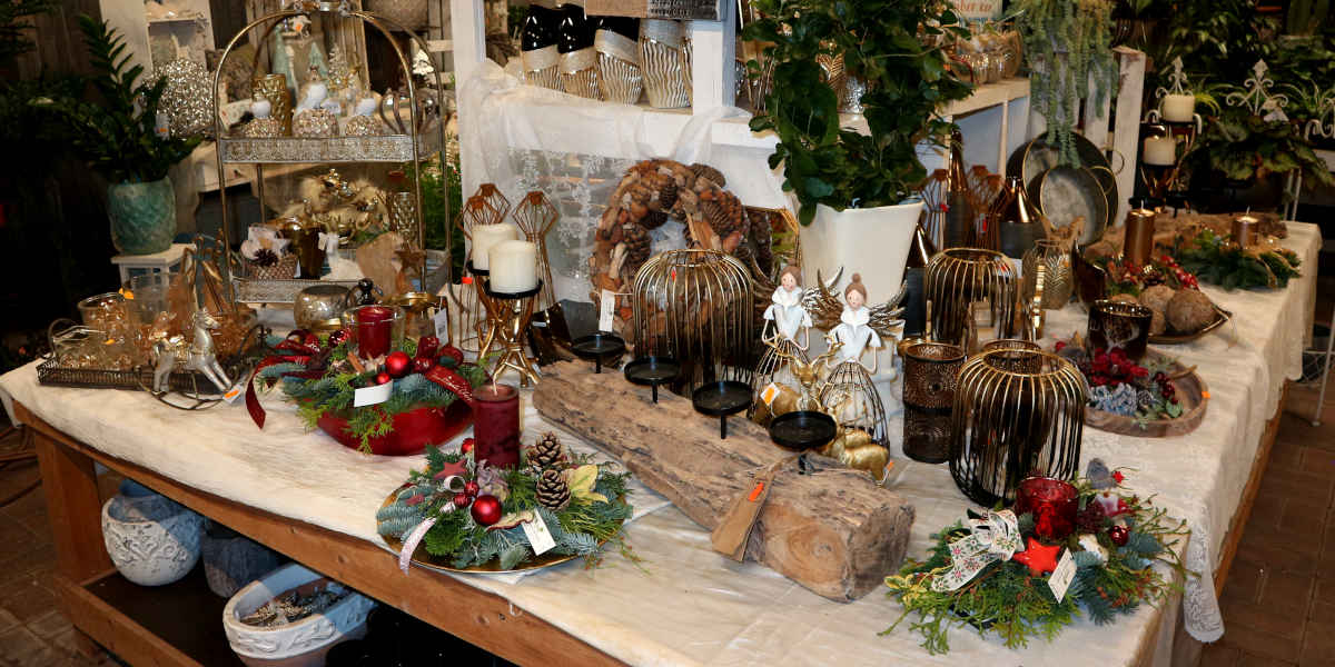 Tisch mit Dekoration für die Adventszeit.