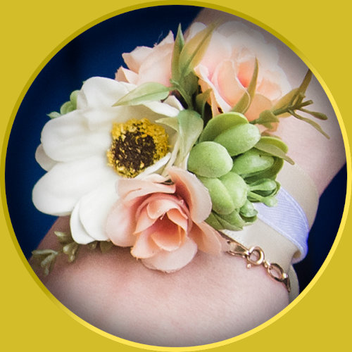 Ein Blumenarmband mit weißen und rosa Blüten.