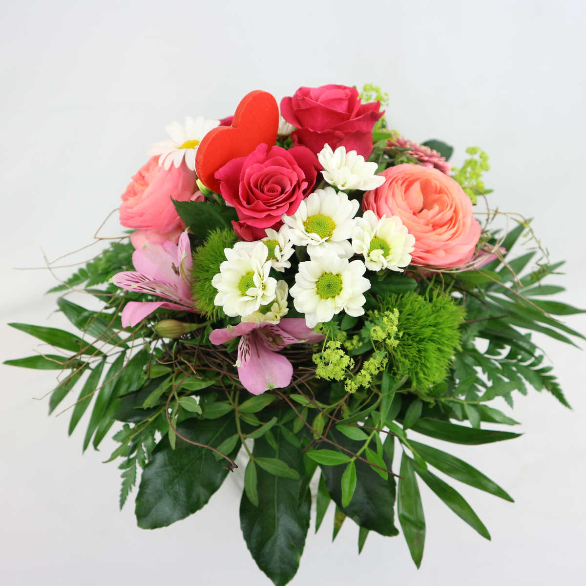 Ein sommerlicher Blumenstrauß zum Muttertag mit Rosen, Margariten, Gerbera, Inkalilie und Bonnys mit einem hözernen Herzstecker.