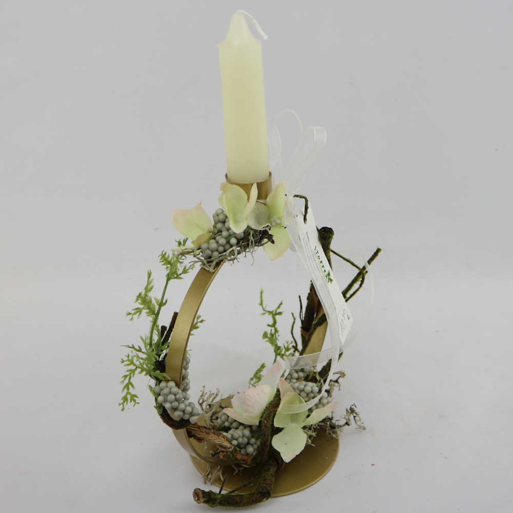 Ein runder Kerzenhalter aus Metall; dekoriert mit Kunstblumen (Hortensienblüten, Beeren, Zweige).