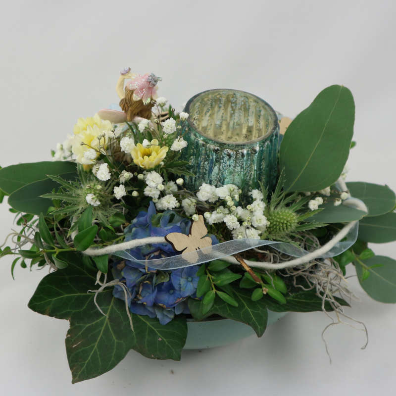 Zwischen Disteln, Hortensienblüten und Eukalypusblättern versteckt sich eine kleine Fee.