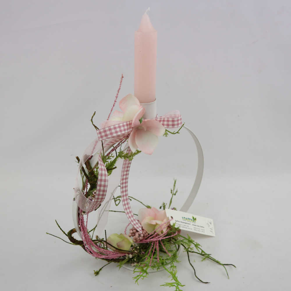  Ein schmaler, runder Kerzenhalter aus Metall in weiß. Dekoriert mit Kunstblumen. 