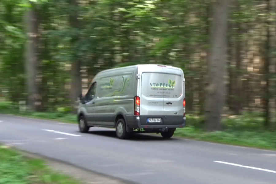 Transporter der Gärtnerei Stoffers auf der Anfahrt zur Trauerfeier.