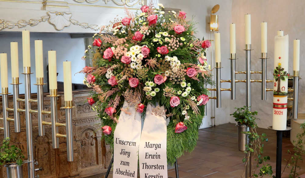 Fachmännisch gefertigter Trauerkranz der Gärtnerei Stoffers, aufgestellt in der Kirche in Sülfeld.
