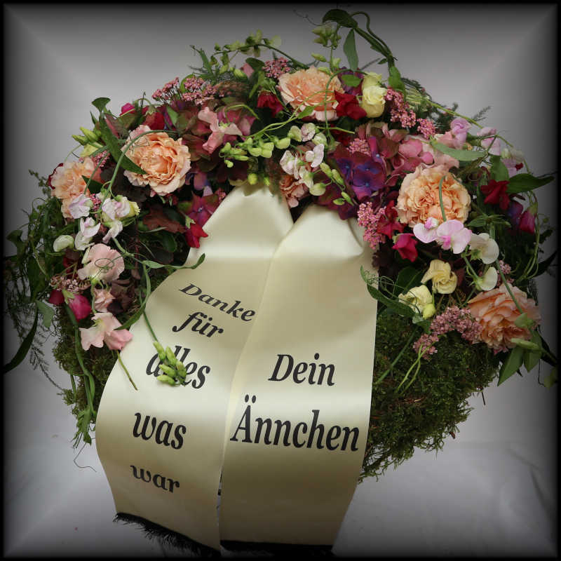 Fachmännisch gefertigter Trauerkranz der Gärtnerei Stoffers, aufgestellt in der Kirche in Sülfeld.
