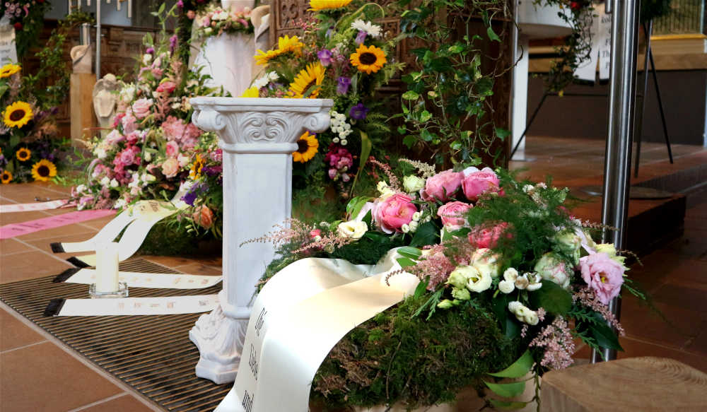 Trauergestecke in der Kirche in Sülfeld im Kreis Segeberg.