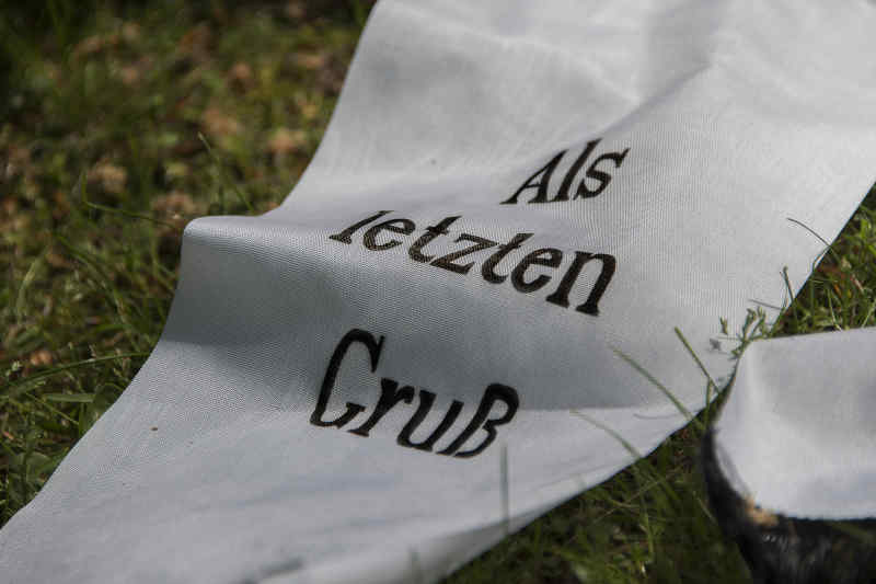 Fachmännisch gefertigter Trauerkranz der Gärtnerei Stoffers, aufgestellt in der Kirche in Sülfeld.