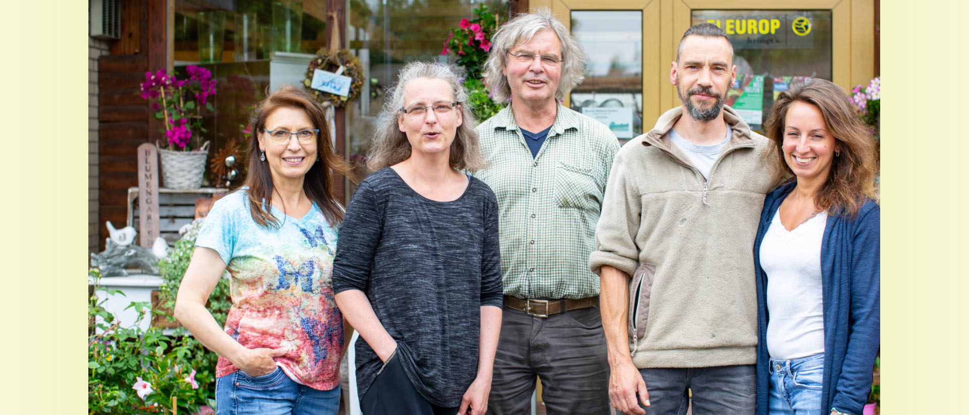 Foto vom Blumen-Stoffers-Team vor der Filiale in Seth.